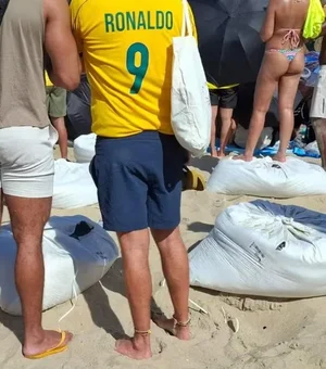 Ambulantes vendem sacos de areia a R$ 100 para show de Shakira no Rio