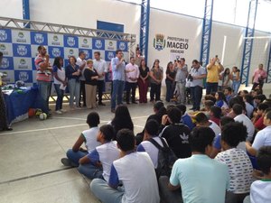 Rui Palmeira entrega fardamentos para alunos e quadra revitalizada