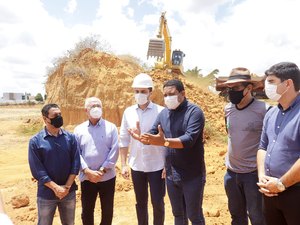 Júlio Cezar e Alexandre Ayres acompanham inicio da obra do Hospital Regional do Médio Sertão