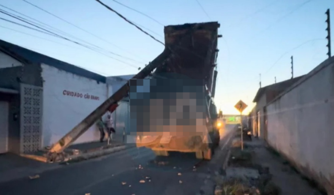 Caminhão caçamba atinge rede elétrica e deixa casas sem energia em Arapiraca