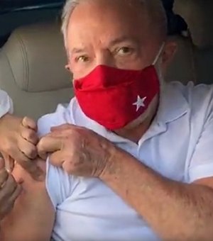 Lula é vacinado contra covid-19 em São Bernardo do Campo