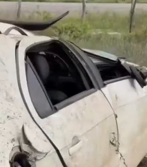 Carro capota e fica completamente destruído na AL-130, no sertão alagoano