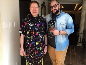 Silvio Santos posa de pijama da linha do neto Tiago Abravanel