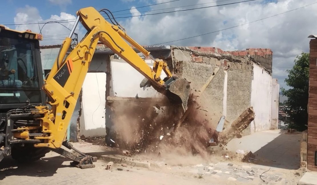 Sete imóveis com risco de colapso são demolidos no bairro do Farol