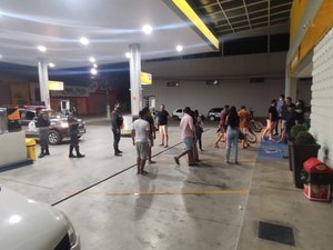 Polícia Militar flagra aglomeração em posto de combustível