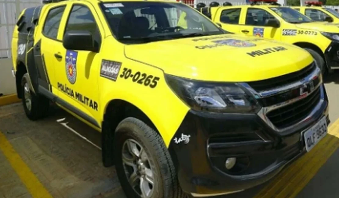 Homem furta objetos de veículo estacionado e é pego por populares no bairo Caititus
