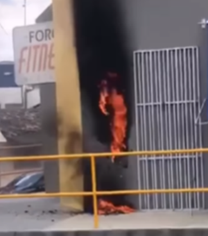 Fogo atinge caixa de energia de academia no bairro Cacimbas, em Arapiraca