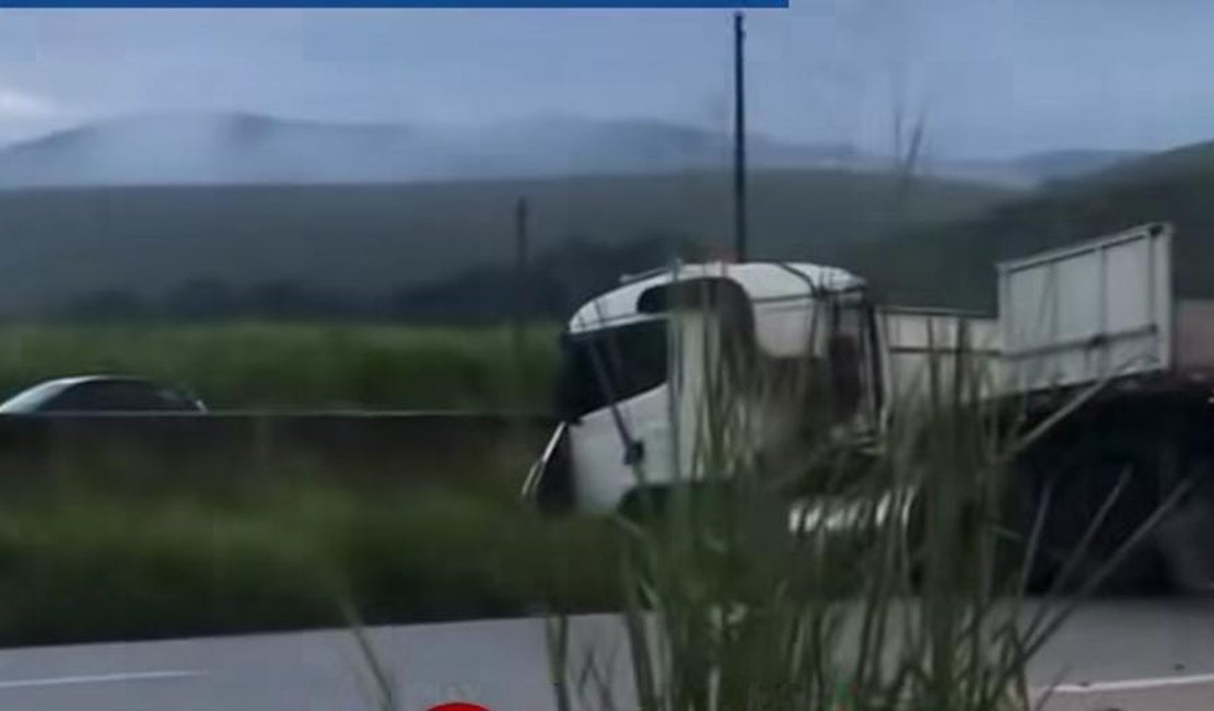 [Vídeo] Carreta destrói ponto de ônibus, atropela pessoas e deixa feridos na BR-101 em Messias