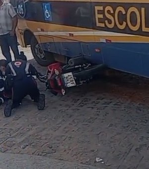 Motociclista fica ferido após colisão com ônibus escolar em Arapiraca