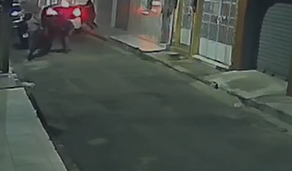 Imagens mostram atiradores descendo de carro e atirando contra grupo no Jaraguá, em Maceió