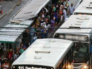Empresa é condenada a pagar R$ 20 mil a passageira que caiu de ônibus
