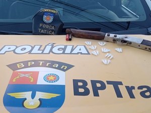 Suspeitos de tráfico fogem e abandonam espingarda e drogas em Maceió