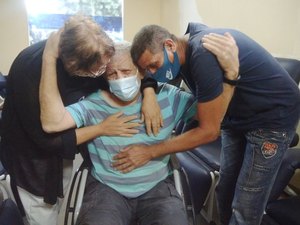 Homem de 65 anos reencontra família após quase 20 anos sem contato