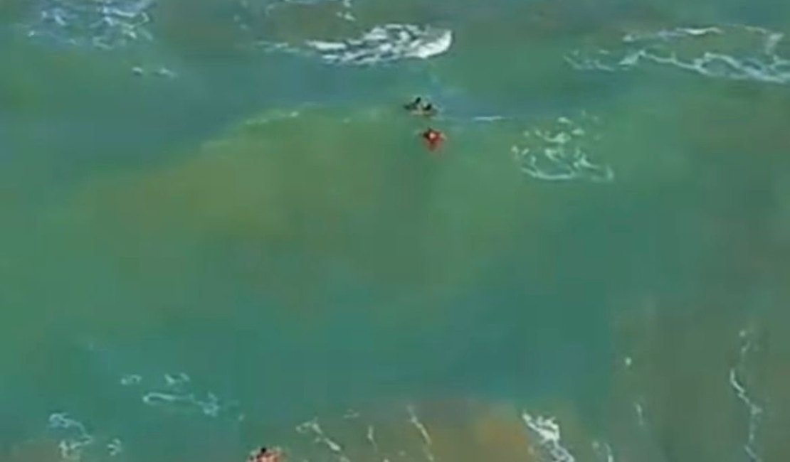 Cabo Bebeto homenageia bombeiros após resgate de adolescente e pai em Jacarecica