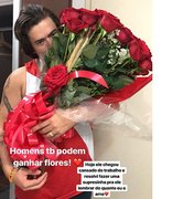 Luísa Sonza presenteia Whindersson Nunes: 'Homens também podem ganhar flores'