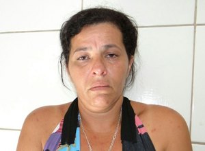 Mulher é presa por tráfico de drogas e por usar a própria filha como 'aviãozinho'