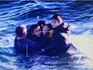 Vídeo: equipes fazem resgate dramático de pai e gêmeos após barco virar