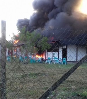Incêndio destrói salas de aula e biblioteca de escola pública no interior de Alagoas