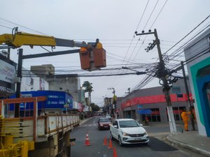 Semáforos da Rua Estudante José de Oliveira Leite em Arapiraca são retirados para manutenção informa SMTT