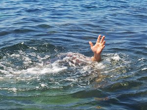 Adolescente morre a caminho do hospital após se afogar no mar de Guaxuma