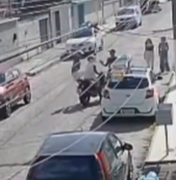 Câmeras de segurança registram assalto a ciclista no bairro Poço, em Maceió