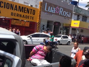 Homem é preso furtando uísque de supermercado