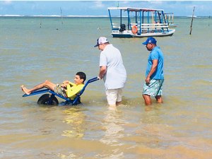Cadeiras anfíbias garantem acessibilidade em Porto de Pedras
