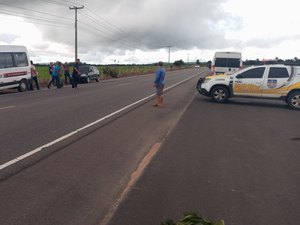 [Video] Roda de caminhão se desprende e atinge van de passageiros e motociclista