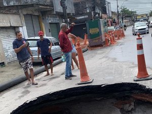 [Vídeo] Problema em tubulação de esgoto abre cratera em rua da Ponta Grossa