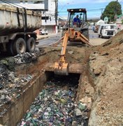 Lixo descartado de forma irregular obstruiu galeria de água pluvial na Avenida Gustavo Paiva