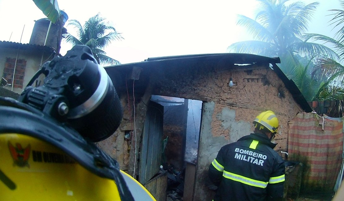 [Vídeo] Casa fica destruída após ser atingida por incêndio, em Maragogi