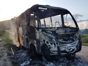 Prefeitura de Maragogi oficializa denúncia sobre incêndio de micro-ônibus