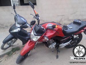 Polícia recupera dois veículos roubados em residência de Arapiraca