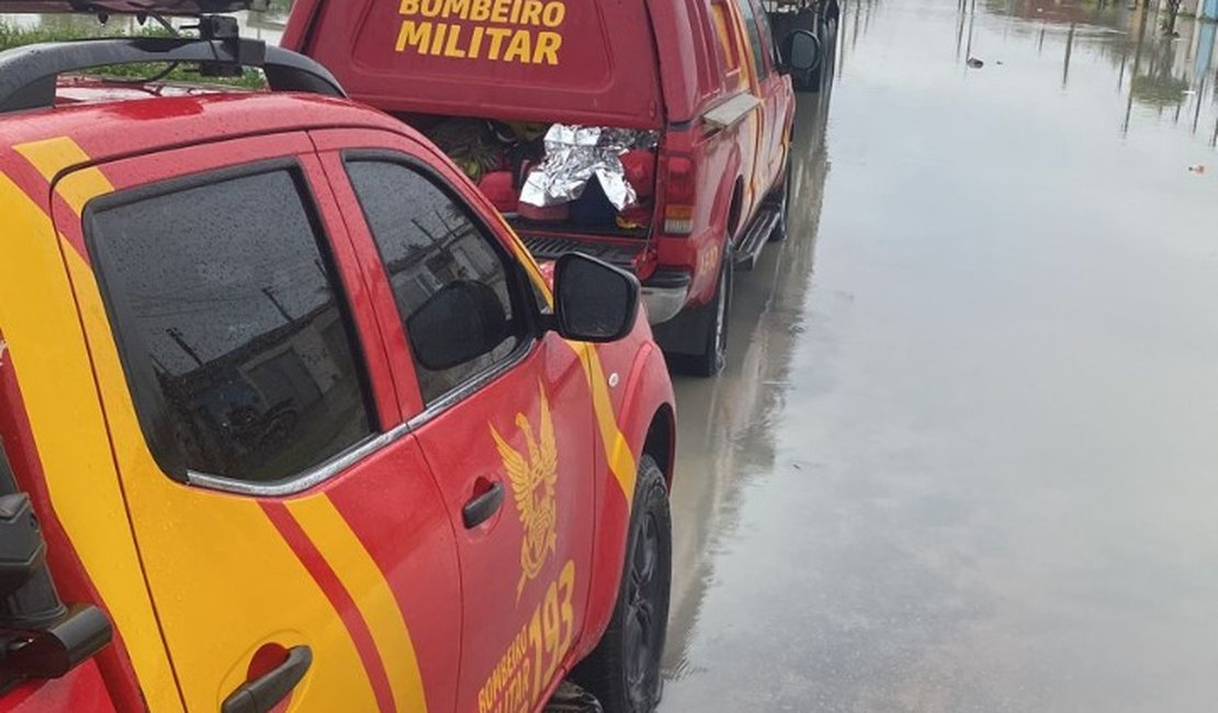 Bombeiros resgatam casal ilhado após fortes chuvas em São José da Laje