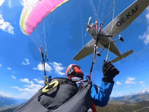 [Vídeo] Parapente é 'atropelada' por avião em pleno vôo
