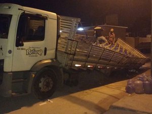 [Vídeo] Buraco provoca tombamento de caminhão que transportava galões de água