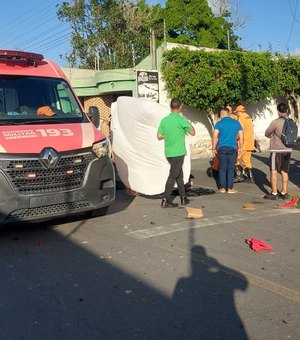 Caminhão avança parada obrigatória e bate em moto com casal em Arapiraca