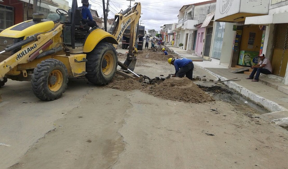 Prefeitura intensifica liberação de ruas e obras de rede de esgoto em Arapiraca   