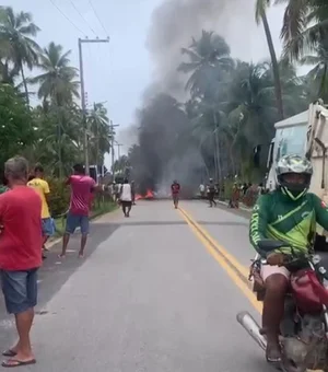 Catadores de caranguejo e pescadores bloqueiam AL 101 Norte em Japaratinga