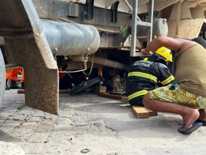 Acidente de trânsito deixa casal ferido e debaixo de caçamba em Penedo