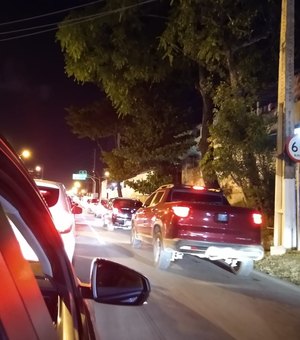 Motoristas enfrentam engarrafamento de 7km no bairro da Serraria, em Maceió