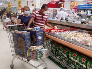 Consumidores correm para aproveitar promoções de rede que fecha as portas