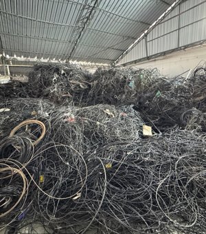 Projeto Poste Limpo retira 140 quilômetros de fios dos postes na capital