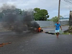 Moradores bloqueiam via pública do bairro Bebedouro por causa da falta d’água