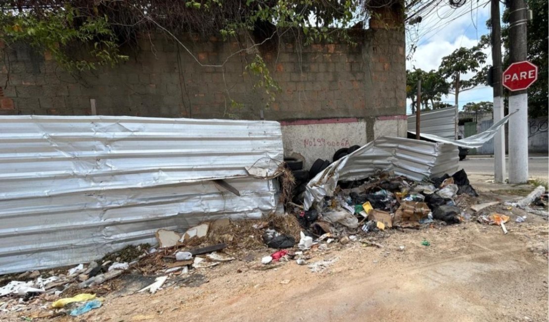 [ Vídeo] Moradores denunciam descarte constante de lixo e pneus em esquina no bairro Farol, em Maceió