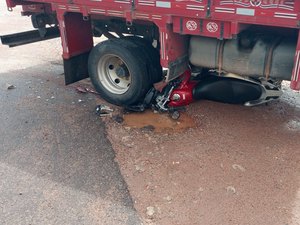 [Vídeo] Motociclista pula da moto para evitar colisão com caminhão, na AL 110