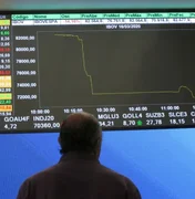 Ibovespa sobe 3% em julho, 2º mês seguido de alta; dólar avança mais de 1,1%, a R$ 5,65