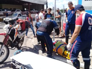 [Vídeo] Colisão entre caminhão e motocicleta deixa duas pessoas feridas