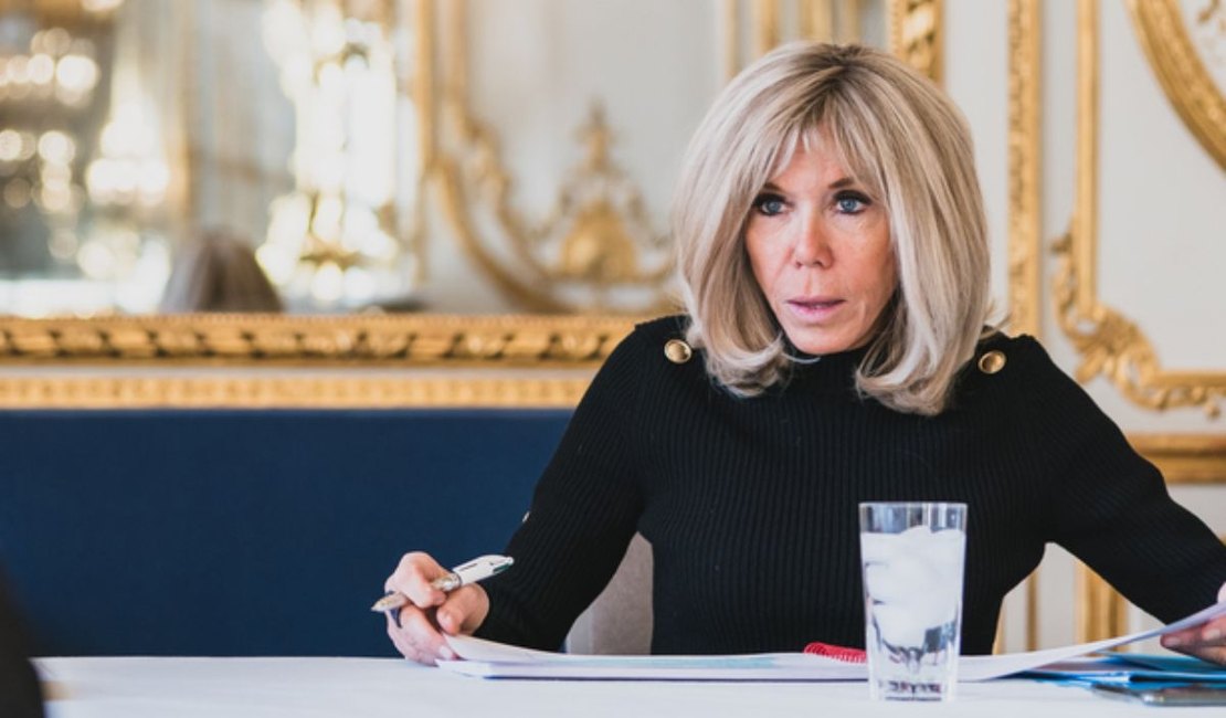 Por que a primeira-dama francesa precisará provar que é mulher?