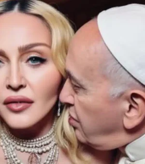 Madonna gera polêmica ao postar foto beijando Papa Francisco